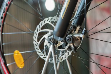 KYIV, UKRAINE - 26 Şubat 2016: KyivvExpoPlaza Sergi Merkezi 'ndeki Uluslararası Bisiklet Sergisi VELOBIKE 2016 sırasındaki ticari imalat standında bisiklet tekeri fren diski kapanıyor.