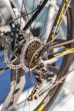 KYIV, UKRAINE - 26 Şubat 2016: KyivvExpoPlaza Sergi Merkezi 'ndeki Uluslararası Bisiklet Sergisi VELOBIKE 2016 sırasındaki ticari imalat standında bisiklet tekeri fren diski kapanıyor.