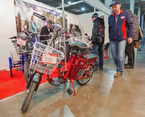 Kyiv Ukraine Fevereiro 2016 Pessoas Visitam Cabine Fabricante Ucraniano Bicicletas — Fotografia de Stock