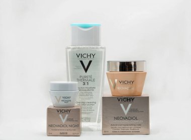 KYIV, UKRAINE - 27 Ekim 2019: Vichy laboratuvarları beyaz arka plana yakın çekim. Vichy, L 'Oreal' e ait cilt bakımı, makyaj ve yaşlanma karşıtı ürünlerin birinci sınıf markasıdır..