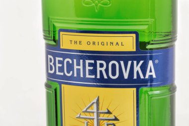 KYIV, UKRAINE - 31 Aralık 2019: Çek bitkisel acı Becherovka şişesi beyaz arka plana yakın çekim. Jan Becher şirketi tarafından Çek Cumhuriyeti 'nin Karlovy Vary şehrinde üretilmektedir..