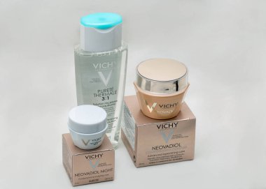 KYIV, UKRAINE - 27 Ekim 2019: Vichy laboratuvarları beyaz arka plana yakın çekim. Vichy, L 'Oreal' e ait cilt bakımı, makyaj ve yaşlanma karşıtı ürünlerin birinci sınıf markasıdır..