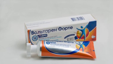 KYIV, UKRAINE - 31 Aralık 2019: Voltaren Forte tüpü beyaz arka plana yakın çekim. İltihaplanma önleyici bir jel, dilofenac içerir ve ağrıyı ve şişliği gidermek için kullanılır..