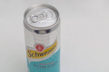 KYIV, UKRAINE - 31 Aralık 2019: Schweppes Bitter Lemon Schweppes tüm dünyada satılan bir İsviçre meşrubat markasıdır..