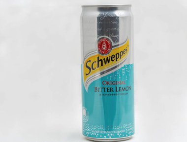 KYIV, UKRAINE - 31 Aralık 2019: Schweppes Bitter Lemon Schweppes tüm dünyada satılan bir İsviçre meşrubat markasıdır..