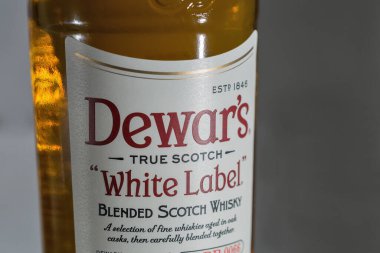 KIEV, UKRAINE - 11 Kasım 2018: Dewar 's White Label karıştırılmış Scotch Whisky. Dewar 'ın viskileri 20' den fazla ülkede 400 'den fazla ödül ve madalya kazandı..