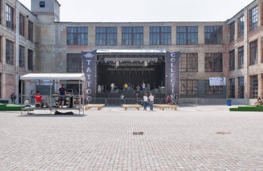 KIEV, UKRAINE - 23 Mayıs 2015: İnsanlar Sanat-Fabrikası Platforma 'da Planeta Tattoo stüdyosu tarafından düzenlenen Uluslararası Dövme Sözleşmesi Kyiv Tattoo Koleksiyonu 2015' i ziyaret etti.