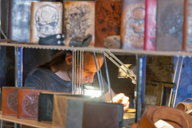 KIEV, UKRAINE - 23 Mayıs 2015: Deri işçisi Uluslararası Dövme Sözleşmesi Kyiv Dövme Koleksiyonu 2015 'te çalışıyor..