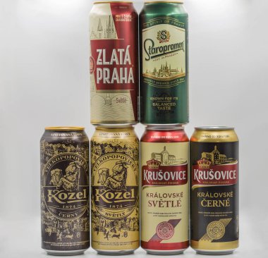 KYIV, UKRAINE - 19 Mayıs 2020: Beyaz arka plana karşı popüler Çek bira kutularının çekim seti. Çek Cumhuriyeti dünyada kişi başına düşen en yüksek bira tüketimine sahiptir..