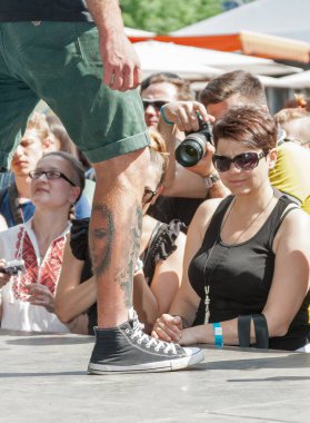 KIEV, UKRAINE - 23 Mayıs 2015: Jüri, Planeta Tattoo stüdyosu tarafından Art-factory Platforma 'da düzenlenen Uluslararası Dövme Sözleşmesi Kyiv Tattoo Koleksiyonu 2015 sırasındaki katılımcıların dövmelerini değerlendirdi.