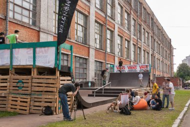 KIEV, UKRAINE - 23 Mayıs 2015: Sanat-fabrikası Platforma 'daki Planeta Tattoo stüdyosunun Uluslararası Tattoo Sözleşmesi Kyiv Tattoo Koleksiyonu' nda kaykaycılarla yapılan spor müsabakası.