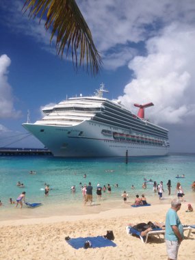 Deniz kenarında demirledi gemi-Carnival zafer cruise.