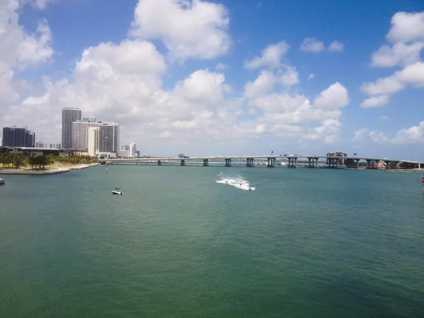 Vista dal ponte di Miami, natanti . — Foto Stock