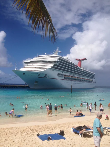 Cruise schip-carnaval overwinning gedokt aan het strand. — Stockfoto