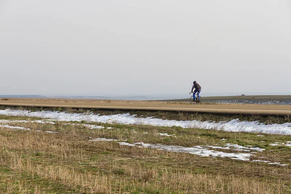 Ciclista su strada in inverno — Foto Stock