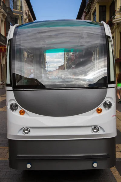 在Len市的街道上 原型测试没有司机的小型巴士 城市美孚2号 Citymobil 是一个没有全电驱动的城市自动公路交通运输系统项目 可运载多达10名乘客和 — 图库照片
