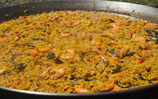 Paella Die Vuur Maakt Met Rijst Zeevruchten Garnalen Mosselen Inktvis — Stockfoto