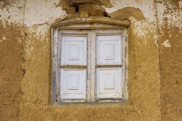 Janela Madeira Velha Fechada Casa Exterior Adobe Lama Palha Pintura — Fotografia de Stock