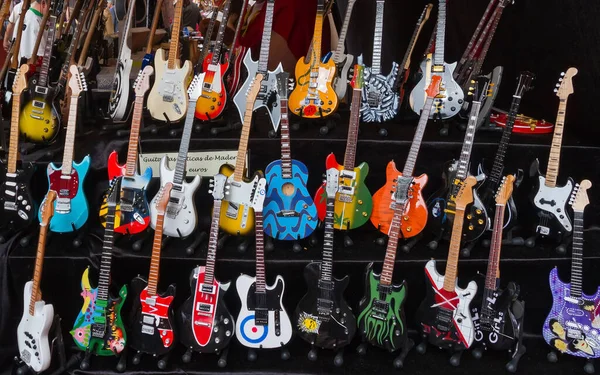 Seit Outdoor Markt Mit Handgefertigten Miniatur Reproduktionen Berühmter Mythischer Gitarren Stockbild