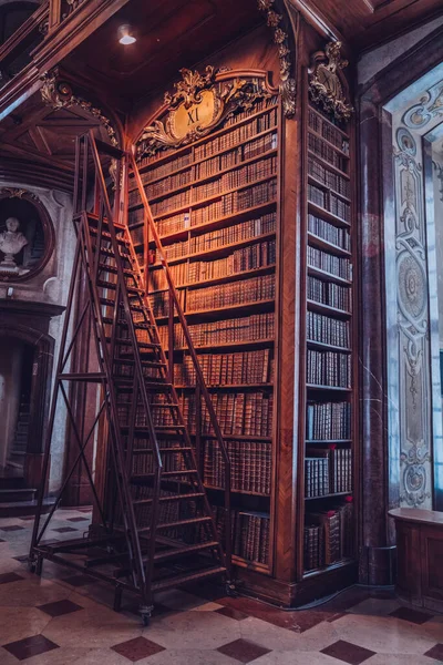 Стара Бібліотека Книжковими Полицями Сходами Поруч Ними — стокове фото