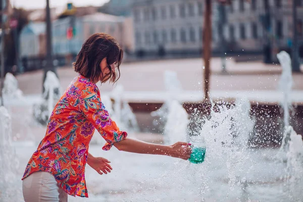 Kobieta Wypełnia Kubek Wodą Znajdującą Się Pobliżu Miejskiej Fontanny Gorące — Zdjęcie stockowe