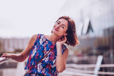 Şehir parkında yürümekten hoşlanan genç bir kadının portresi.