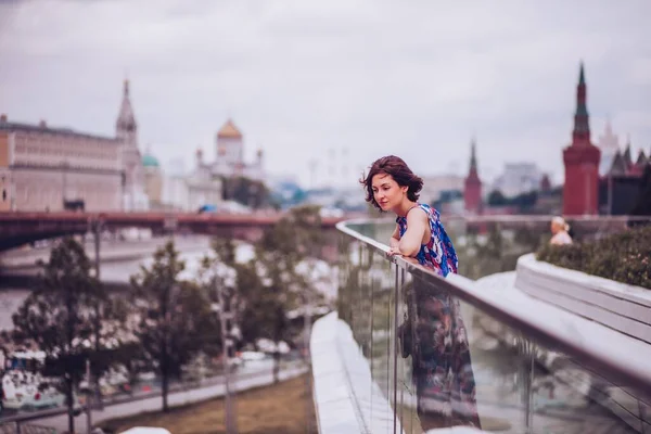 Young Woman Bright Clothes Walks City Park Enjoys Summer Day — Stock Photo, Image