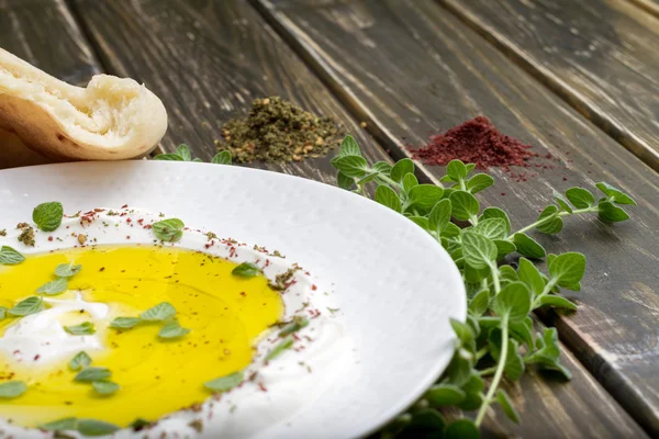 Labneh (süzme yoğurt) ile Za'atar