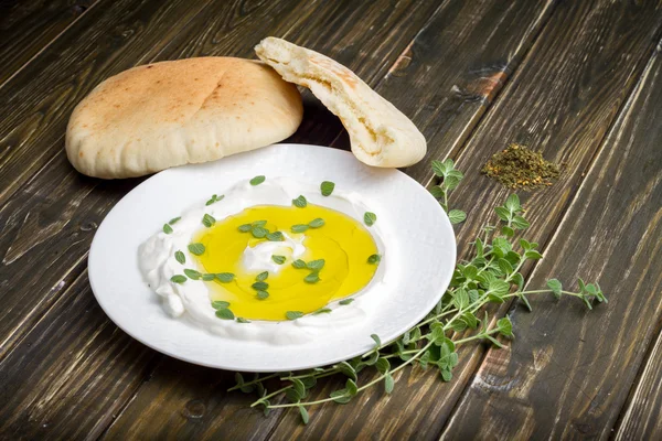 Labneh (süzme yoğurt) ile Za'atar