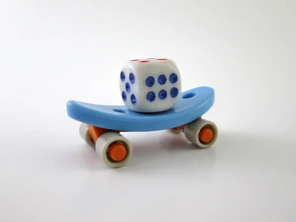 白い小さなキューブと小さなスケートボードおもちゃ自分自身でダイス — ストック写真