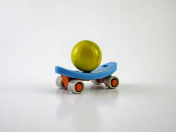 Piccolo Giocattolo Skateboard Con Palla Marmo Stesso — Foto Stock