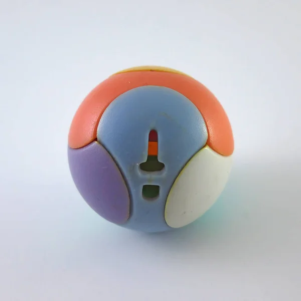 Bola Colorida Brinquedo Para Montar Isolado Fundo Branco — Fotografia de Stock