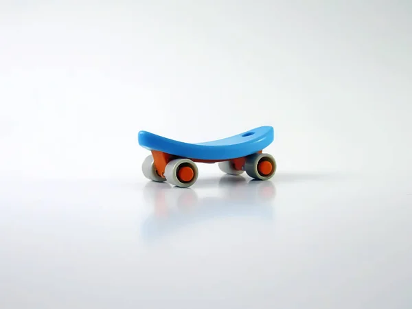 Іграшка Синього Скейтборду Ізольована Білому Тлі — стокове фото