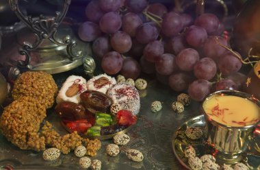 Natürmort. Vintage Fas tepsi üzerinde geleneksel oryantal tatlılar