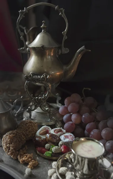 Nature morte.Bonbons orientaux traditionnels sur plateau marocain vintage . — Photo