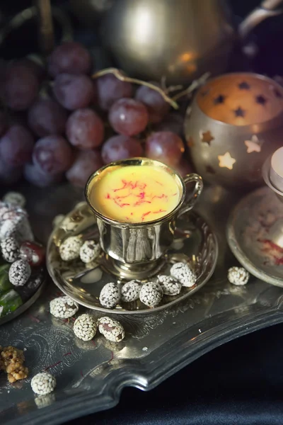 Martwa natura. Tradycyjne słodycze Wschodnie na Vintage taca Marokańska — Zdjęcie stockowe