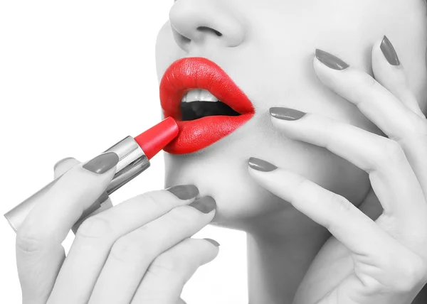 Bella Sexy giovane ragazza che tiene il rossetto rosso, trucco luminoso . — Foto Stock