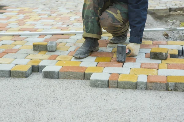 Verlegung von Pflasterplatten durch Mosaik in Nahaufnahme. Straßenpflaster, Konstruktion — Stockfoto
