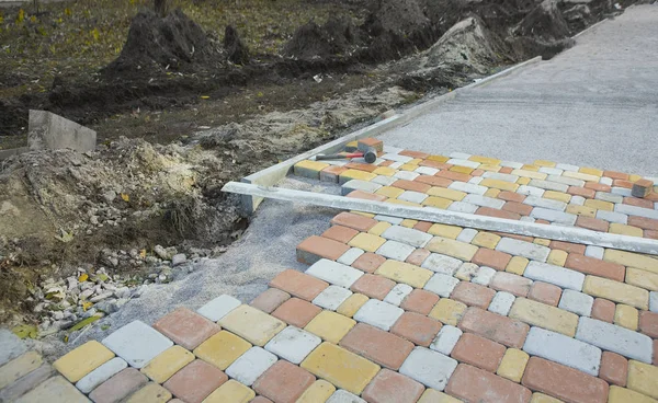 Om banar plattor av mosaik närbild. Road bana, lastyta — Stockfoto