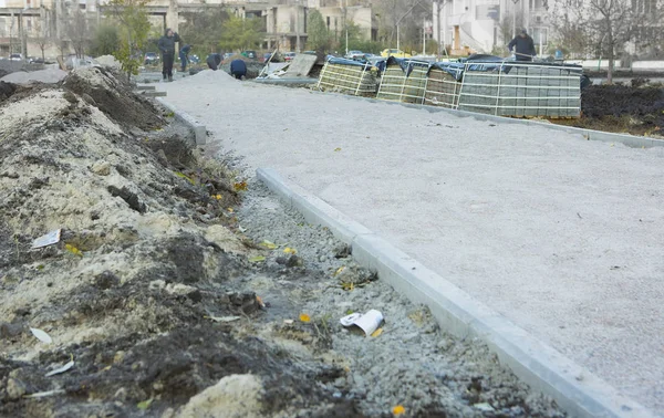 Colocación de losas de pavimentación por primer plano de mosaico. Pavimentación de carreteras, constructio —  Fotos de Stock