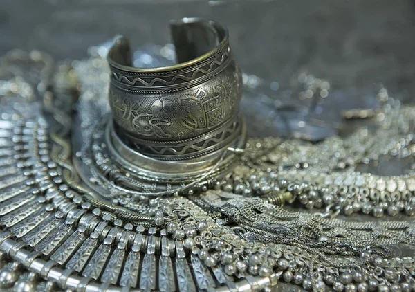 Trésor, tas de beaux bijoux de mariée en argent oriental (Indi — Photo