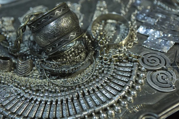 Schatz, Haufen schönen orientalischen Brautschmuck aus Silber (indi — Stockfoto