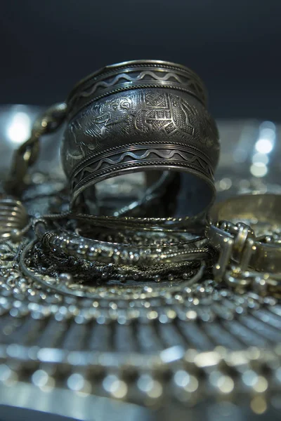 Tesouro, montão de belas jóias da noiva de prata oriental (Indi — Fotografia de Stock