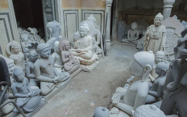 Hindu Tanrı ve Tanrıça heykelleri. El sanatları ve sanat Hindistan. MUR — Stok fotoğraf
