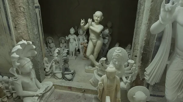 Posągi hinduistycznych bogów i bogini. Rzemiosła i sztuki w Indiach. Mur — Zdjęcie stockowe