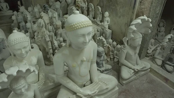 Statues des dieux hindous et de la déesse. Artisanat et Arts de l'Inde. Mur — Photo