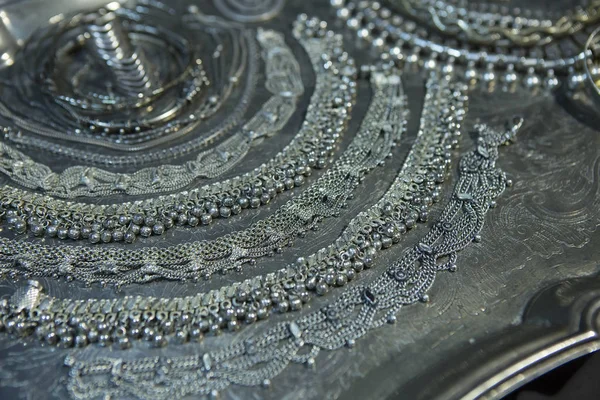 Tesoro, montón de hermosas joyas de plata oriental nupcial (Indi — Foto de Stock