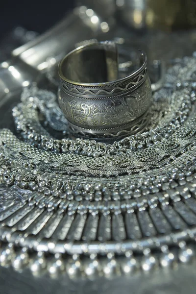 Poklad, hromadu krásné orientální stříbrný svatební šperky (Indi — Stock fotografie