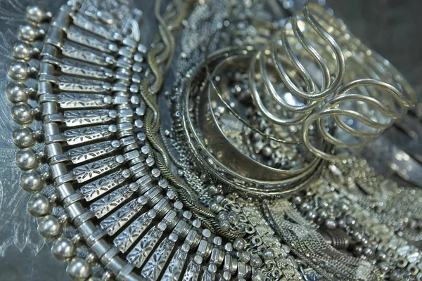 Schatz, Haufen schönen orientalischen Brautschmuck aus Silber (indi — Stockfoto