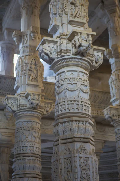 Храм Джайн в Ранакпуре, Индия, Раджастан. Мандир, Чаумуха . — стоковое фото